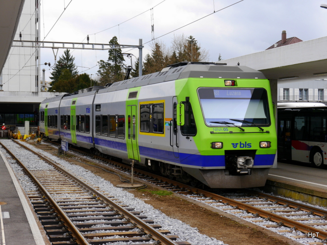 BLS - Nina Triebzug RABe 525 005-5 im Bahnhof Langenthal am 25.03.2015