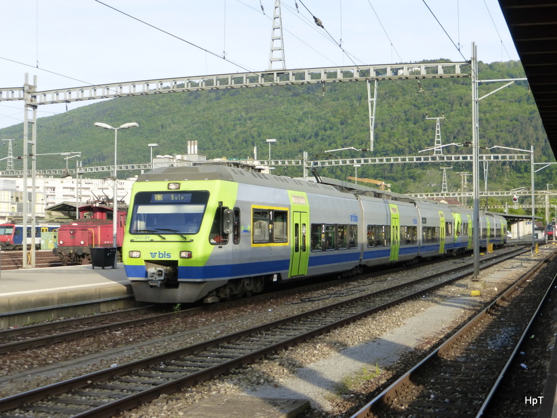 BLS - NINA Triebzug RABe 525 001-4 als Regio nach Bern - Belp am 11.05.2015
