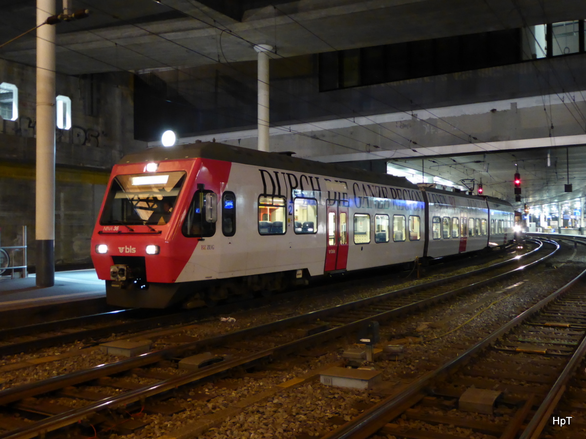 BLS - Nina Triebzug RABe 525 036-0 im Bahnhof Bern Morgens um 06.00 Uhr am 17.10.2015