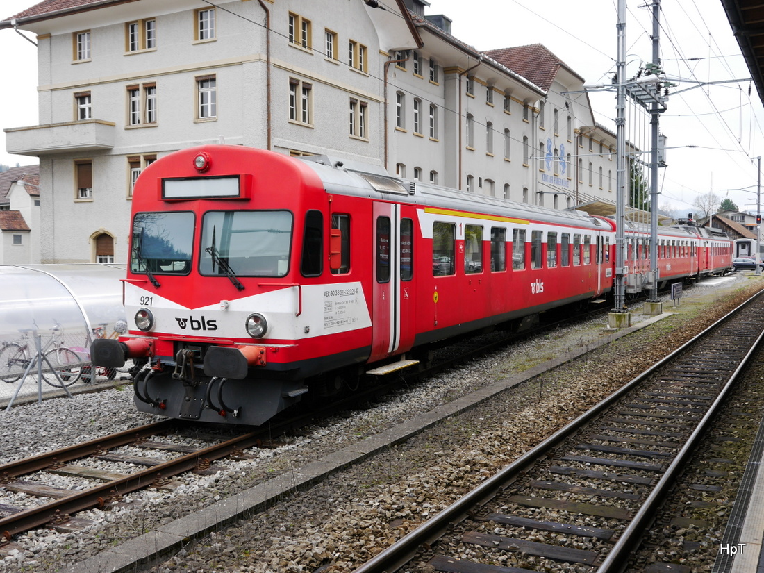 BLS - Pendelzug am Schluss der Steuerwagen ABt 50 38 38-33 921-9 abgestellt in Lützelflüh am 18.04.2015 .. Standort des Fotografen auf dem Perron ..