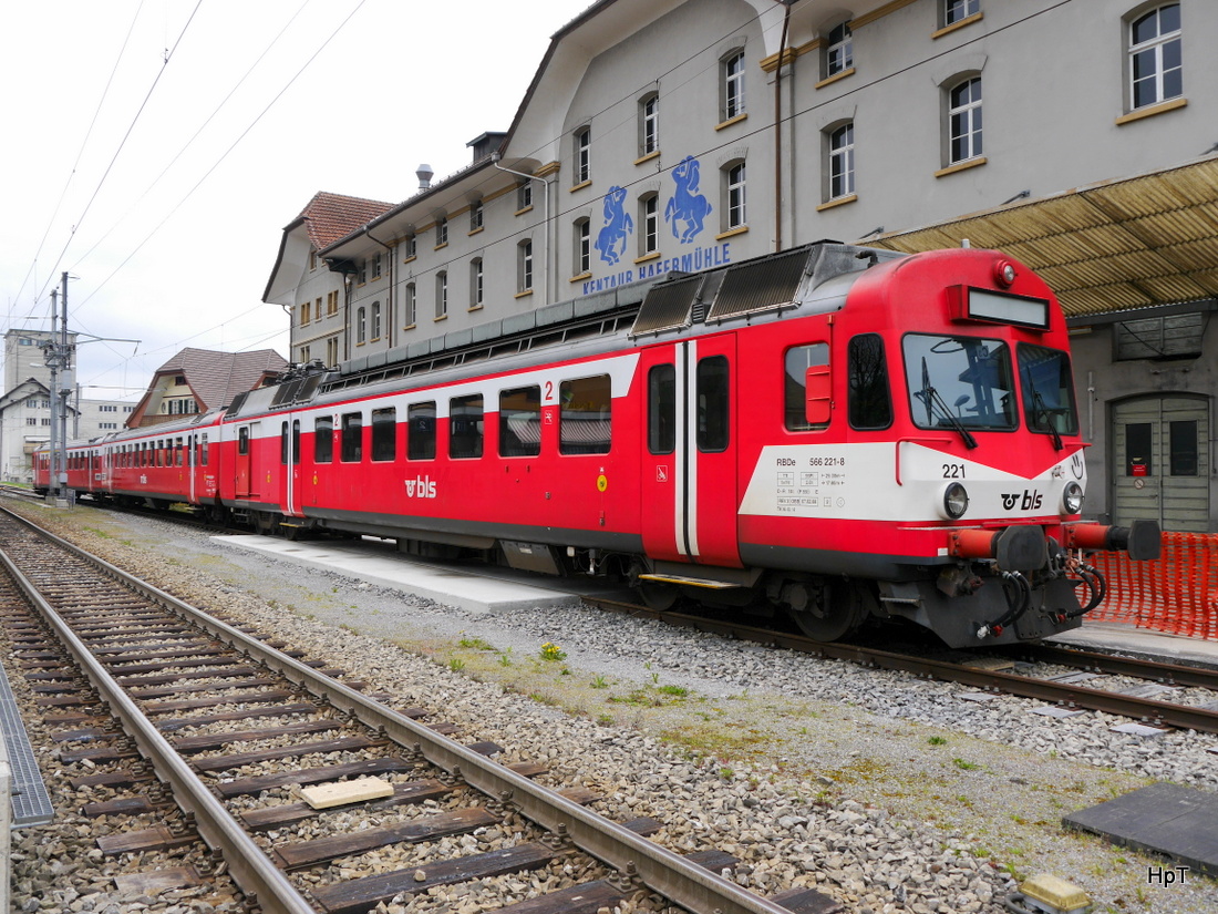 BLS - Pendelzug an der Front der Triebwagen RBDe 4/4 566 221-8 abgestellt in Lützelflüh am 18.04.2015 .. Standort des Fotografen auf einem Bahnübergang ..