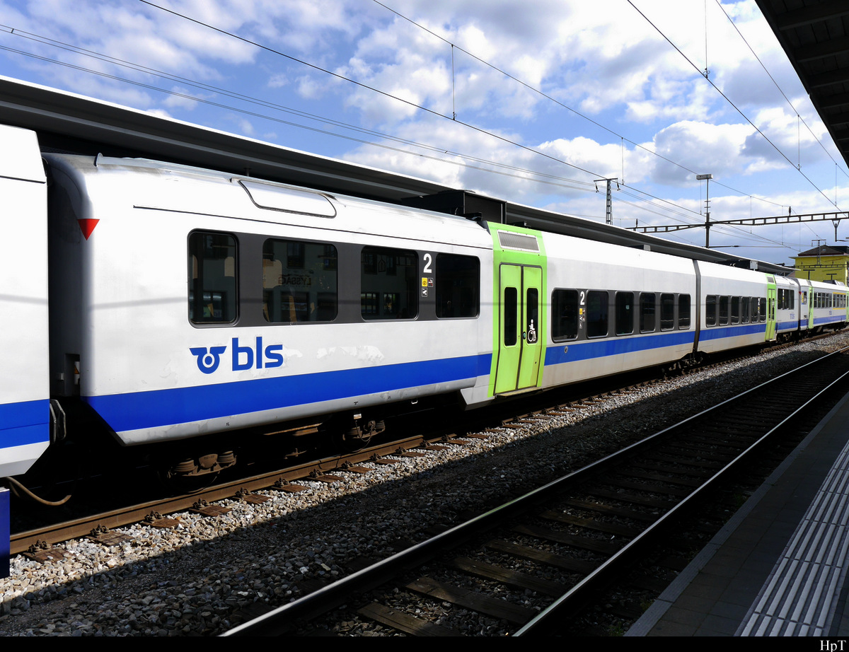BLS - Personenwagen 2 Kl. B 50 85 22-35 613-0 im Bahnhof Lyss am 07.09.2020
