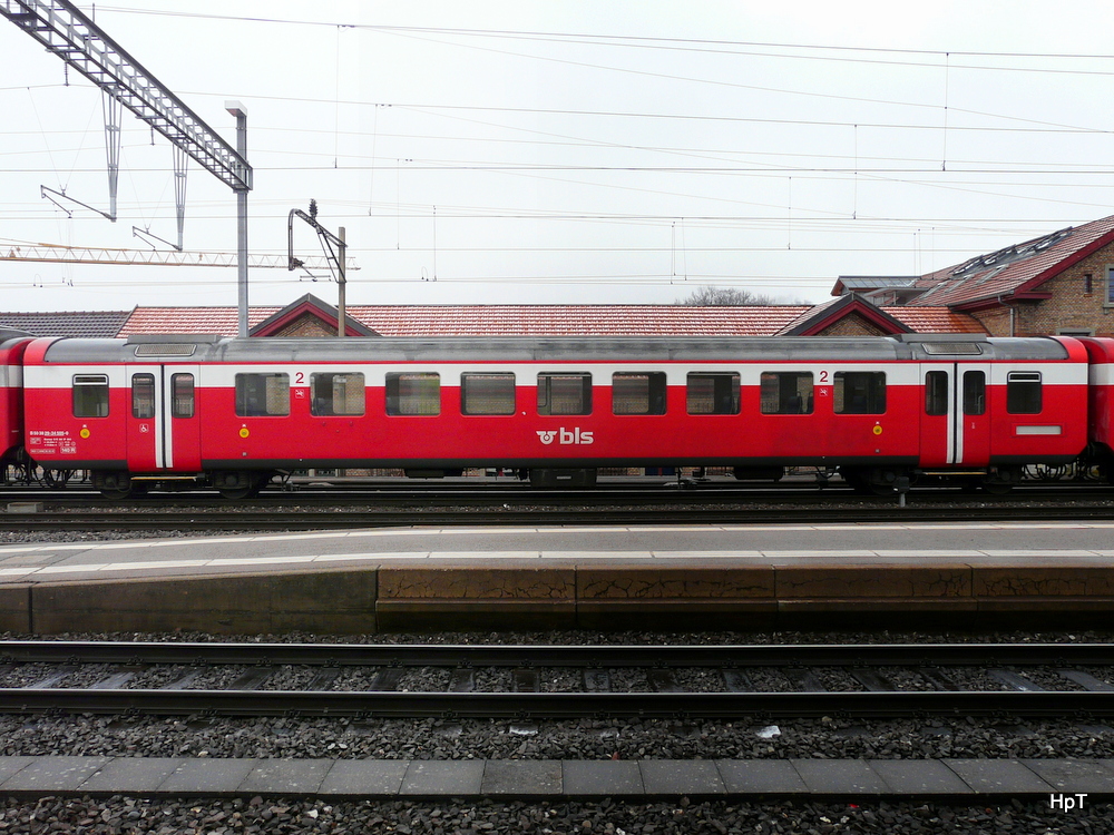 BLS - Personenwagen 2 Kl. B 50 38 29-34 505-0 im Bahnhof Burgdorf am 02.02.2014