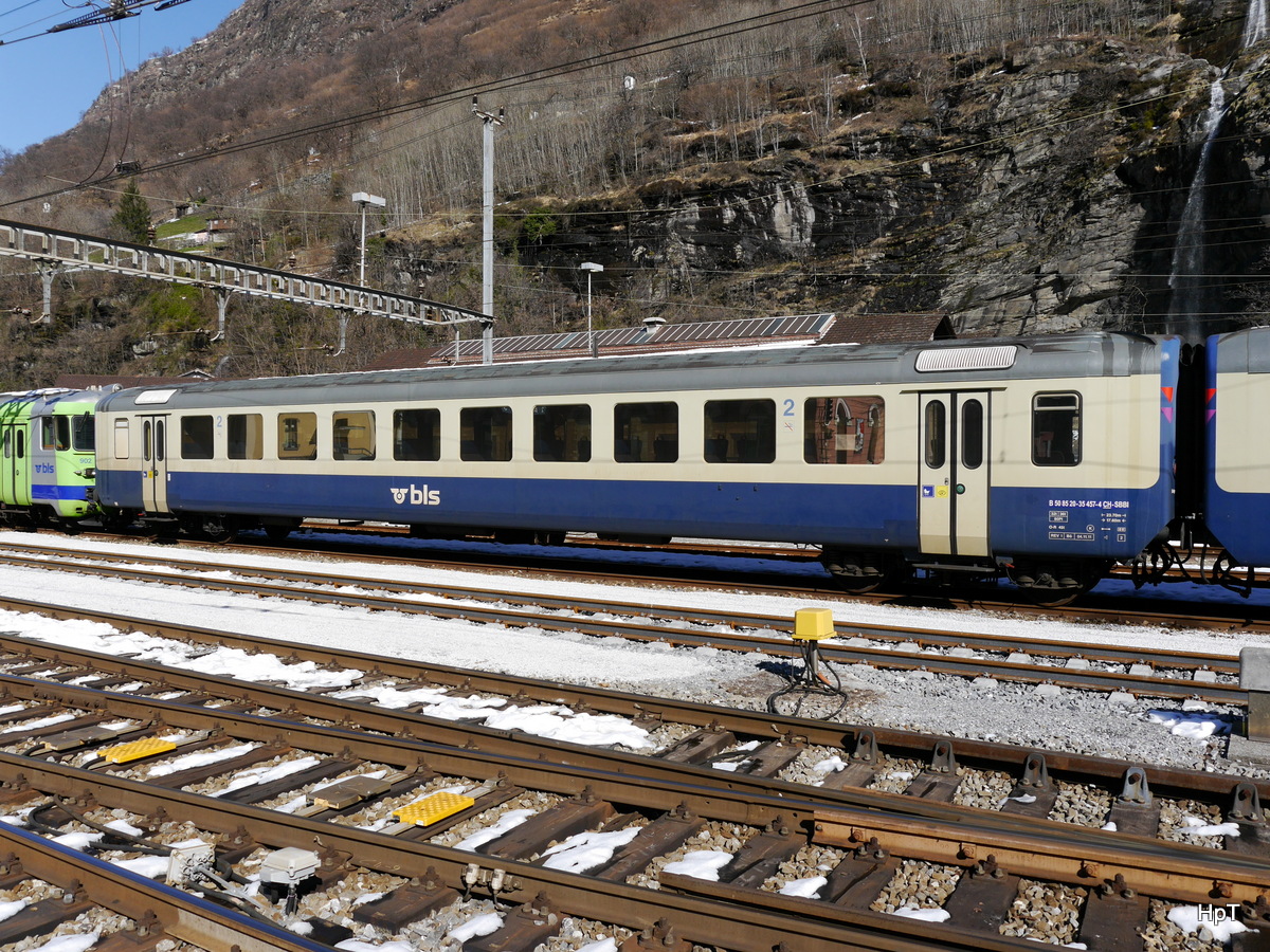 BLS - Personenwagen 2 Kl. B 50 85 20-35 457-4 abgestellt im Bahnhofsareal in Biasca am 10.03.2016