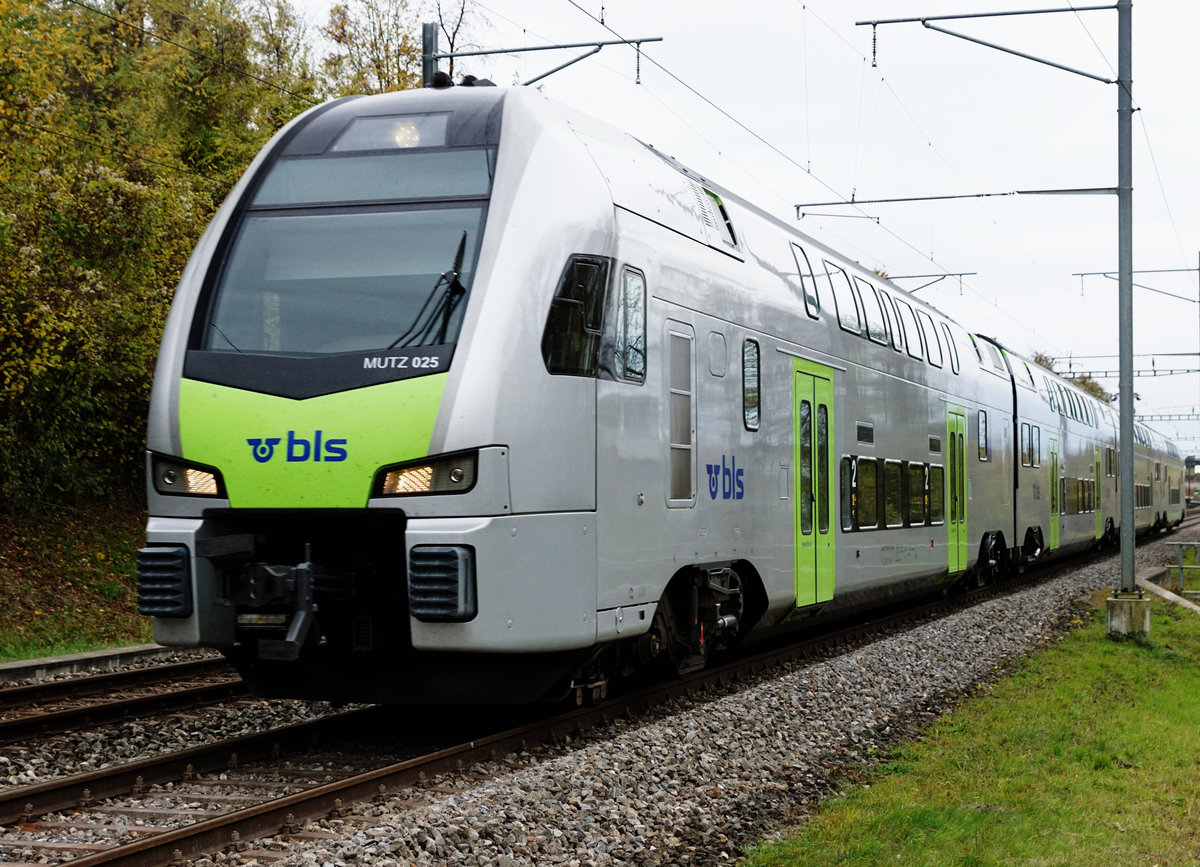 BLS: PORTRAITAUFNAHME eines RABe 515  MUTZ  bei Busswil am 29. Oktober 2017.
Foto: Walter Ruetsch