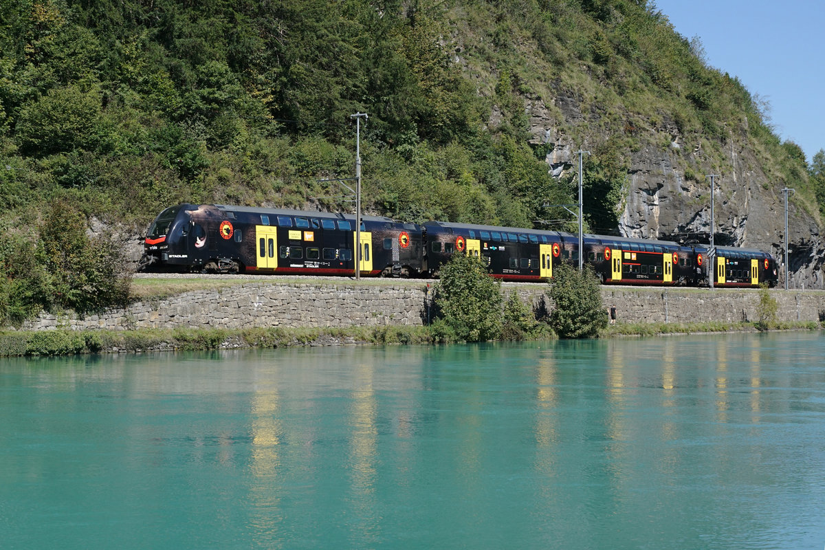 BLS RABe 515 008  MUTZ  mit der SCB Werbung als Regio Interlaken-Ost - Spiez bei Interlaken am 9. September 2020.
Foto: Walter Ruetsch