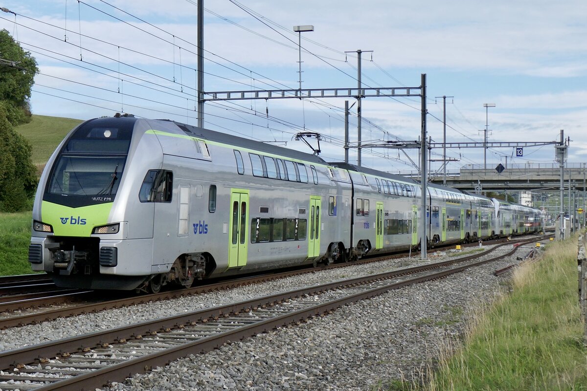 BLS RABe 515 028 zusammen mit dem RABe 515 009  Muri bei Bern  am 31.8.23 als S1 nach Fribourg kurz nach der Abfahrt in Schmitten.