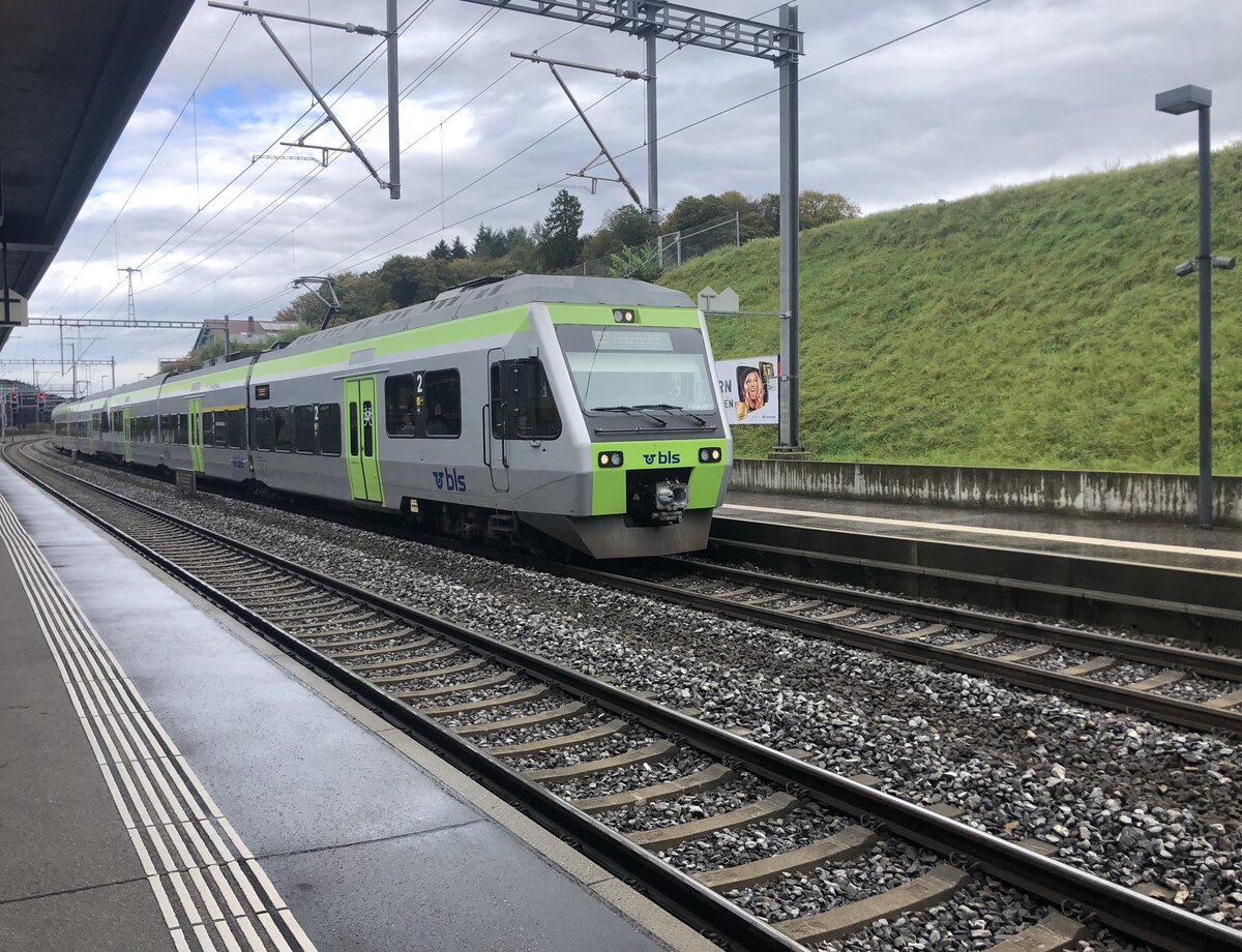 BLS RABe 525 001 in Bern Brünnen Westside am 01.11.23 als S5 Richtung Neuchatel