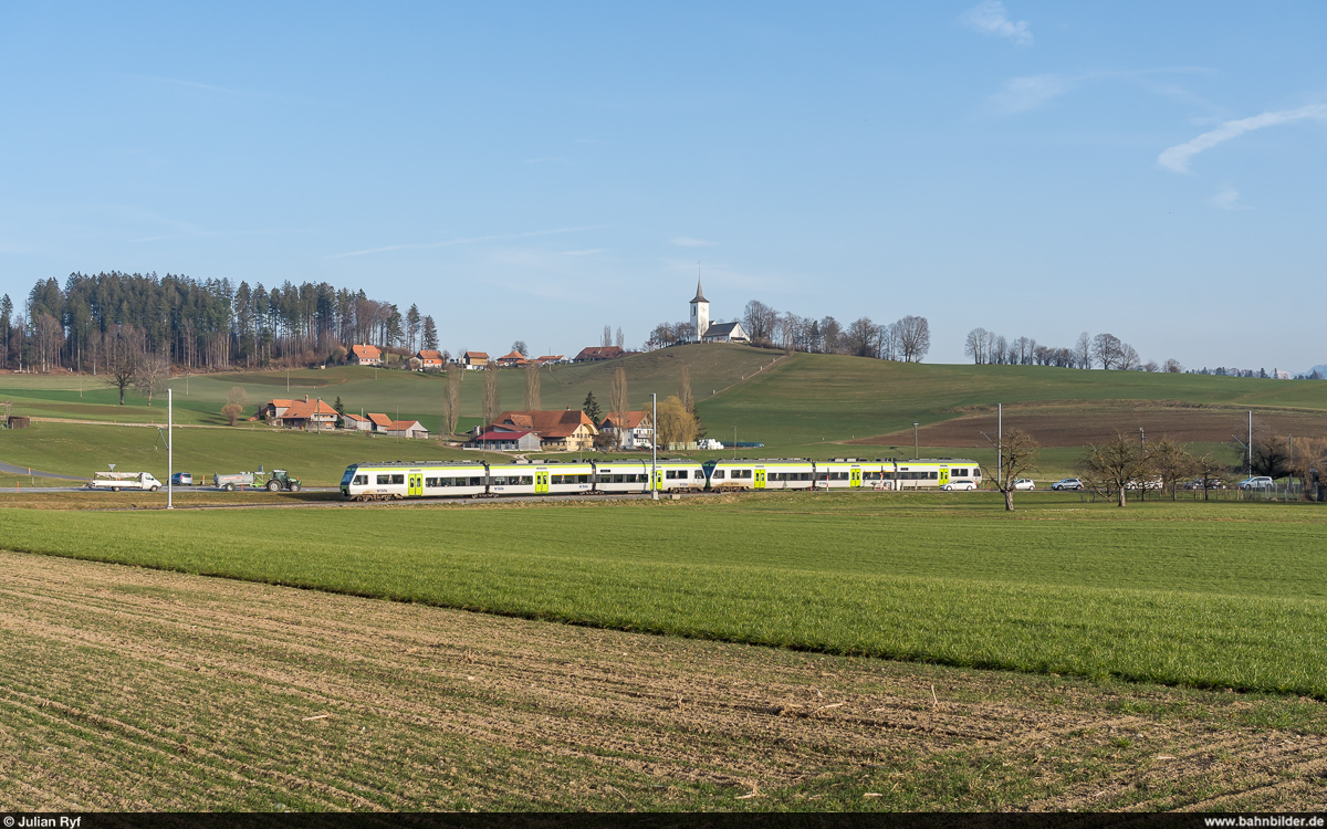 BLS RABe 525 002 & 035 als S6 Schwarzenburg - Bern am 2. März 2021 bei Schwarzenburg.<br>
Seit dem 1. März setzt die BLS auf der Linie S6 zwischen Bern und Schwarzenburg keine MUTZen mehr ein. Grund dafür sind Erkenntnisse aus dem SUST-Zwischenbericht zum Anprall am 31.12.20 in Belp. Eingesetzt werden stattdessen wie vor Einführung der MUTZen wieder RBDe 565 bzw. 566 II und eine NINA-Doppeltraktion.