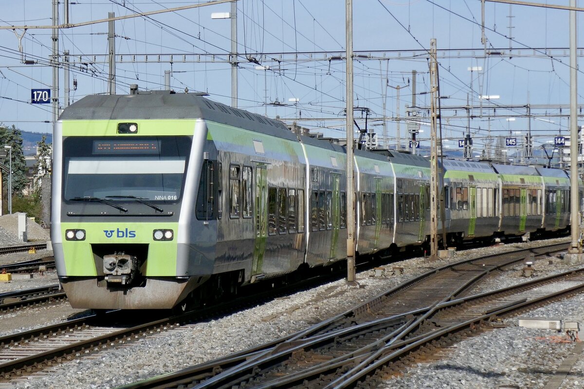 BLS RABe 525 016 und RABe 535 120 als S44 am 16.3.23 bei der Einfahr tin Thun.