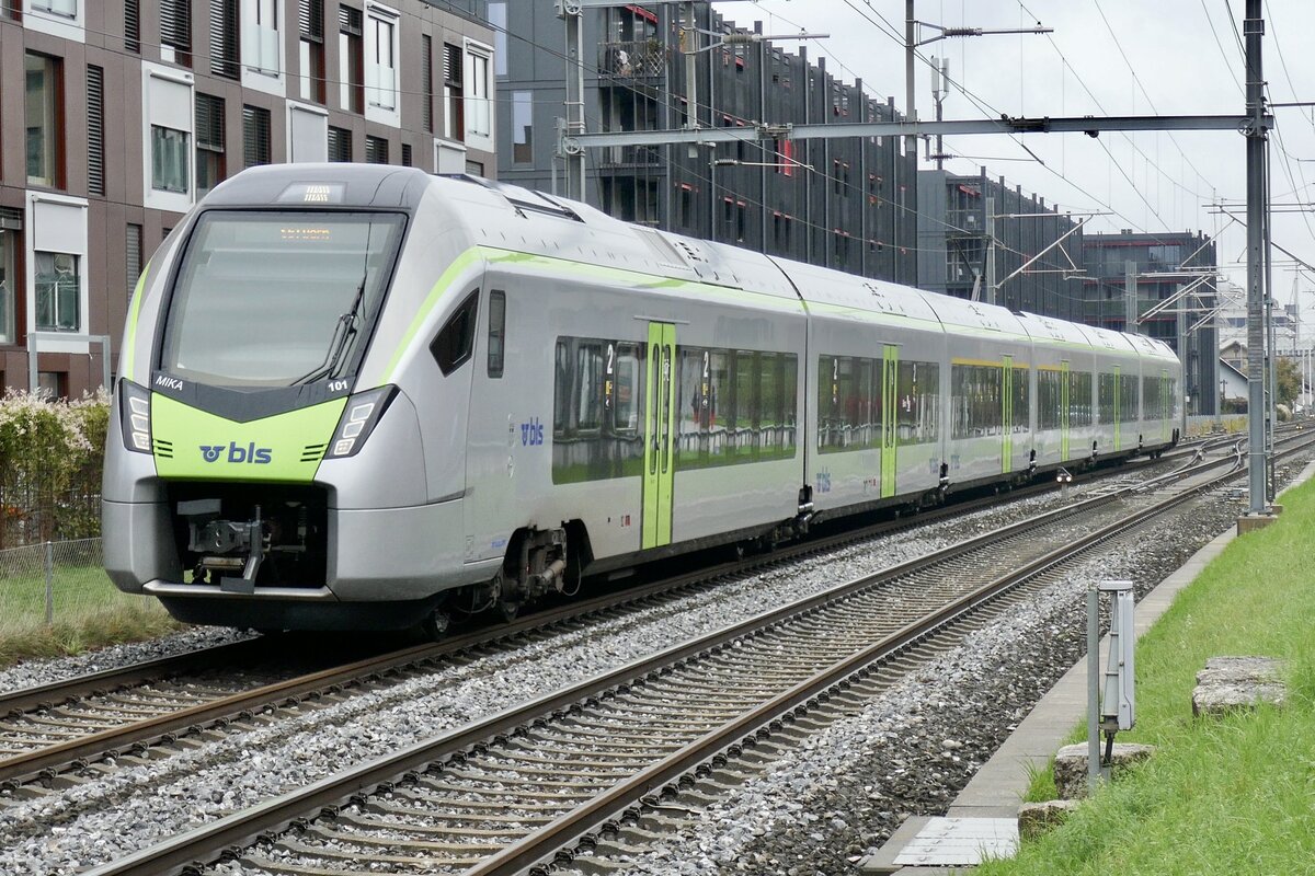 BLS RABe 528 101 als S51 am 8.10.22 kurz vor seinem Endbahnhof Brünnen Westside.