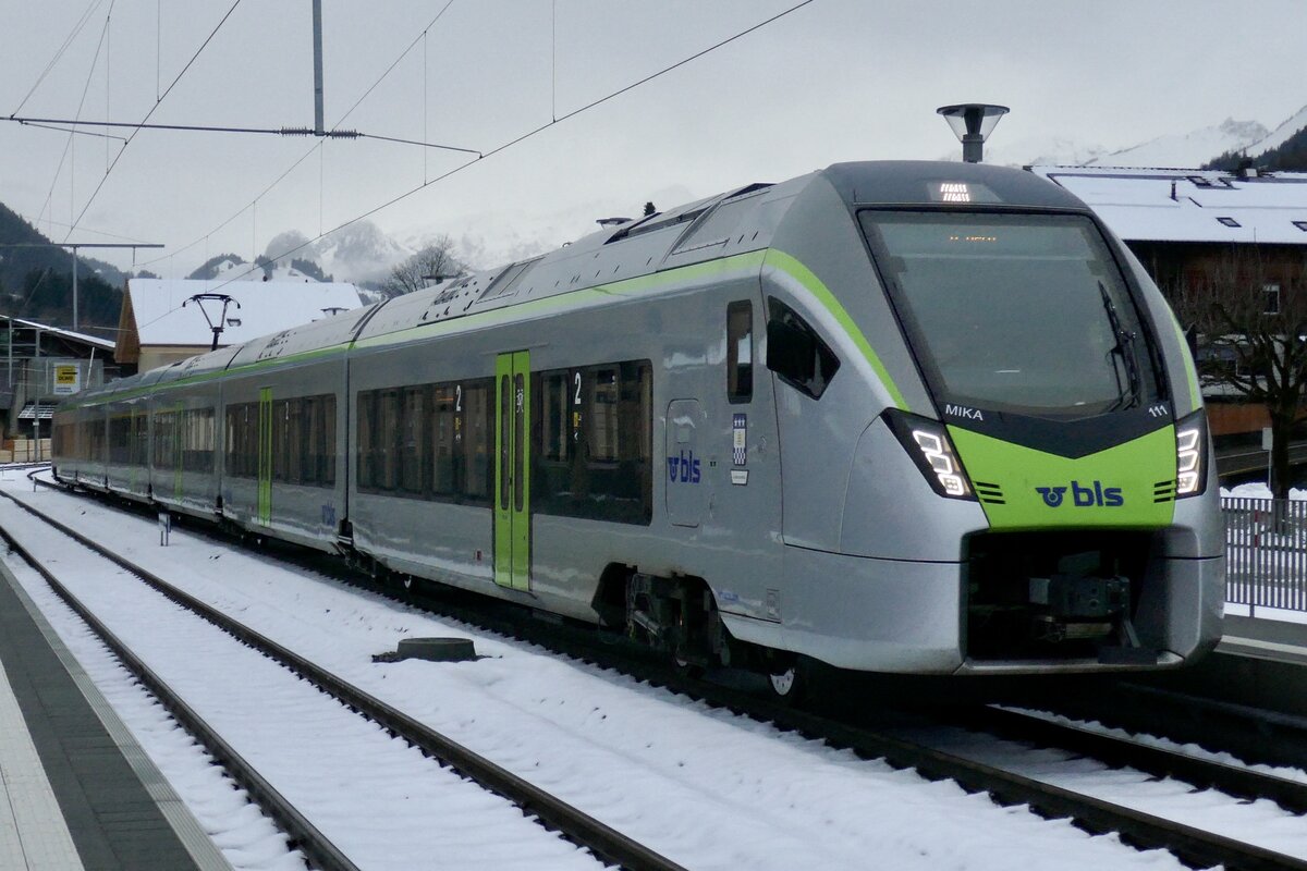 BLS RABe 528 111  La Chaux-de-Fonds  als Regio nach Spiez und weiter als RE nach Bern am 9.12.23 bei der Ausfahrt in Erlenbach i.S.