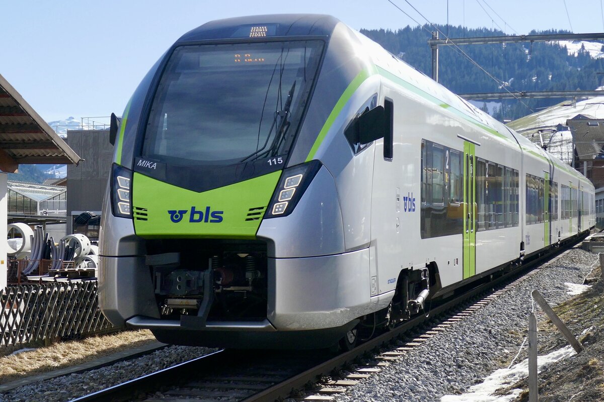 BLS RABe 528 115 am 19.2.23 kurz nach der Ausfahrt in Zweisimmen.