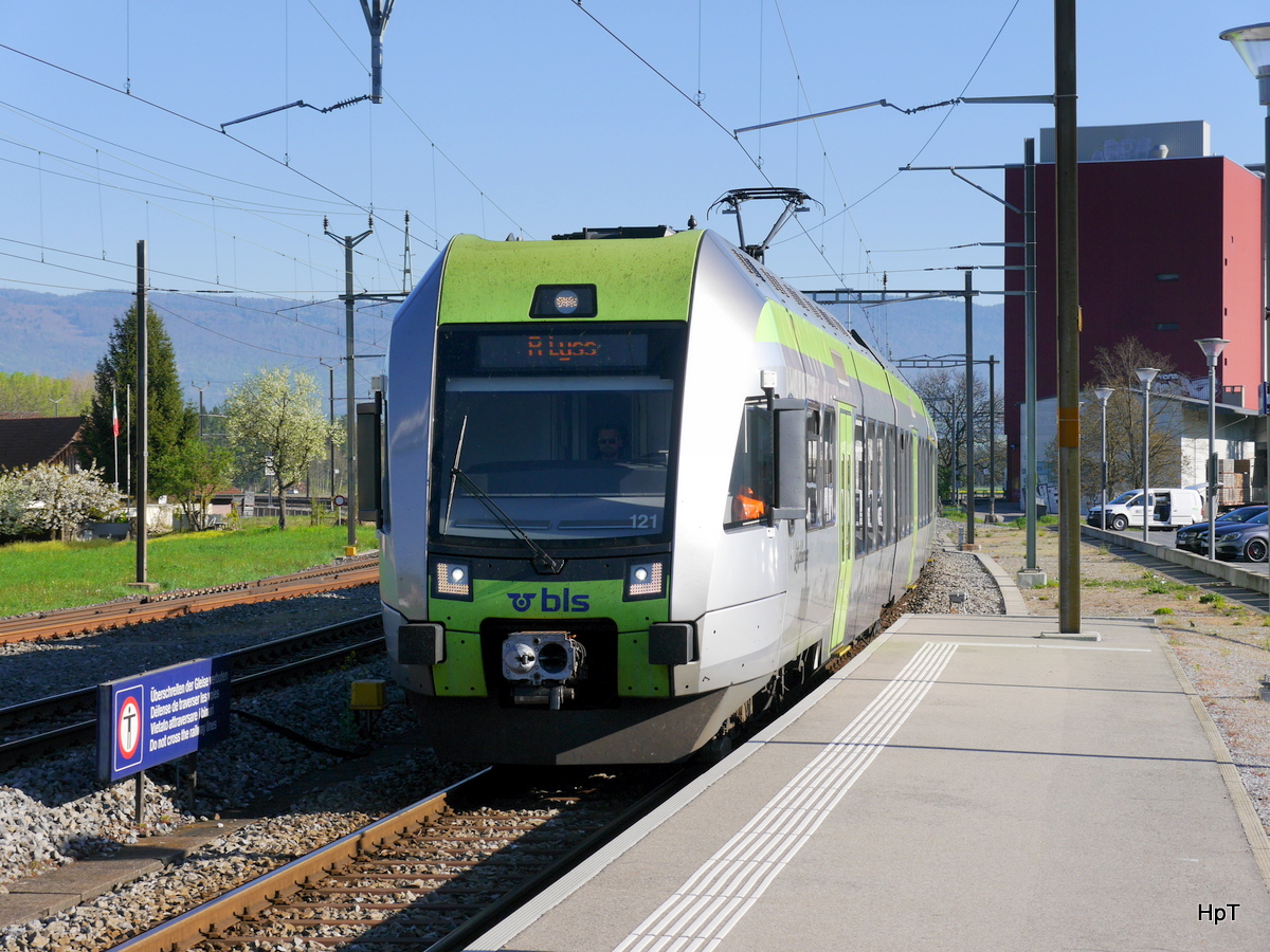 BLS - RABe 535 021-8 unterwegs als Regio nach Büren an der Aare bei der einfahrt im Bahnhof Busswil am 10.04.2017