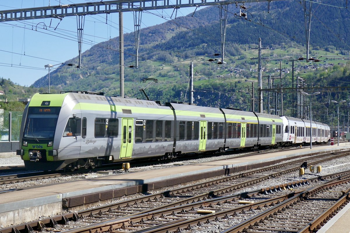 BLS RABe 535 111 verlässt am 15.4.20 zusammen mit dem RABe 535 115  Trubschachen 2  den Bahnhof Brig.