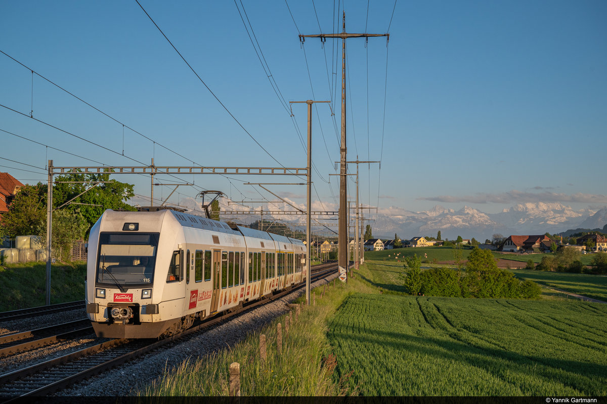 BLS RABe 535 115  Trubschachen 2  mit der Kambly Werbung unterwegs nach Bern. Hier in der späten Abendsonne am 04.05.2020 aufgenommen.