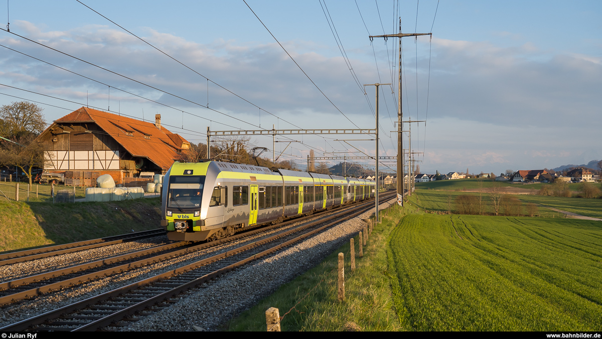 BLS RABe 535 120 am 1. April 2020 als RE Luzern - Bern zwischen Gümligen und Ostermundigen.
