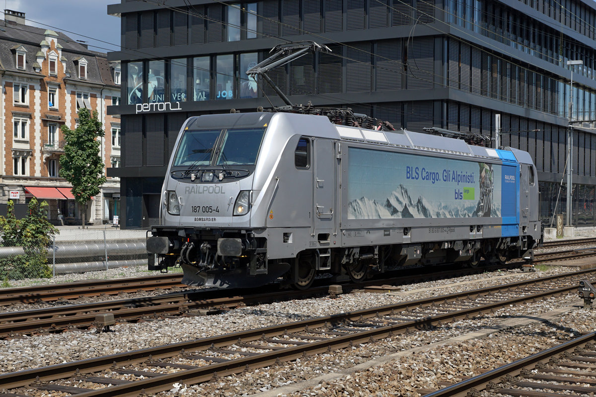 BLS: RAIL POOL 187 005-4 auf Rangierfahrt in Solothurn am 20. Juli 2017. Sie stand zusammen mit der 487 001 von SWISS RAIL TRAFFIC für die Führung eines Messzuges im Einsatz.
Foto: Walter Ruetsch