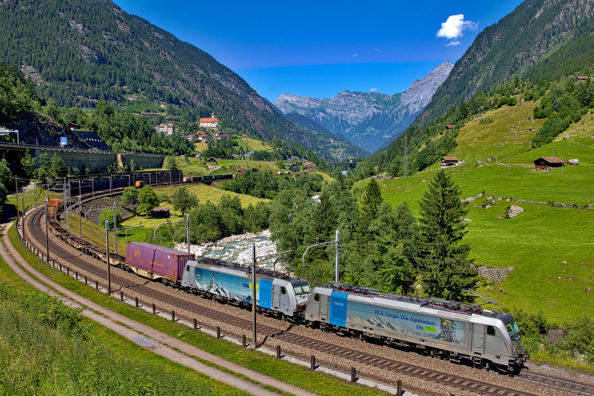 BLS /Railpool 187 005-4 und die 186 104  donnern in der Wattinger Kurve mit einem schwach ausgelasteten Containerzug bei Wassen den Gotthard hinauf.Bild vom 19.7.2016