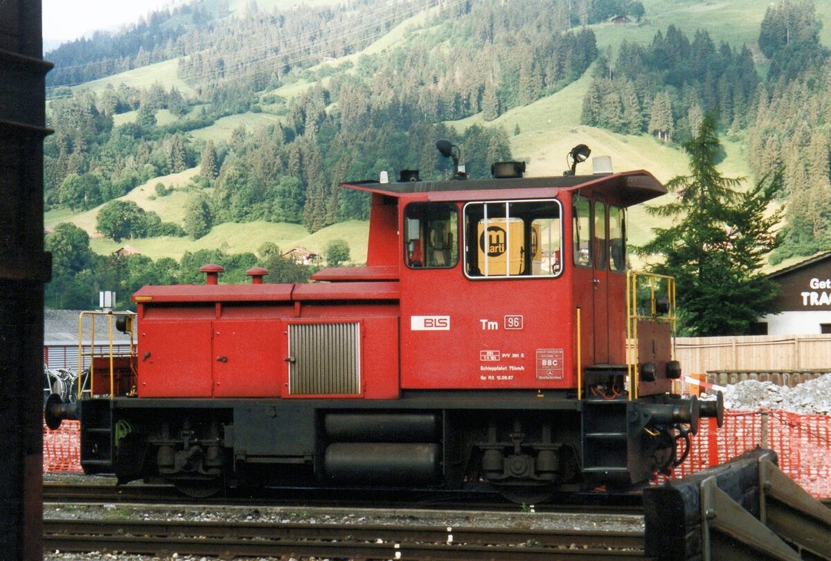 BLS Rangierlok Tm 235 096 steht am 24 Mai 2002 in Frutigen.