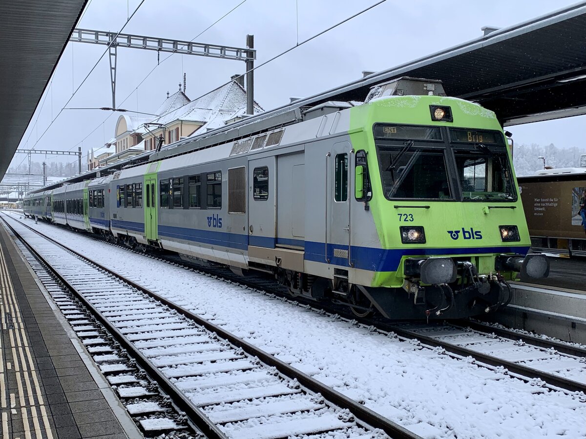 BLS RBDe 565 723 als Extrazug nach Brig am 2.4.22 im Bahnhof Spiez.