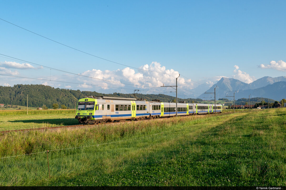 BLS RBDe 565 723 ist am 06.09.2021 unterwegs durch das Gürbetal und konnte hier bei Kirchenthurnen aufgenommen werden