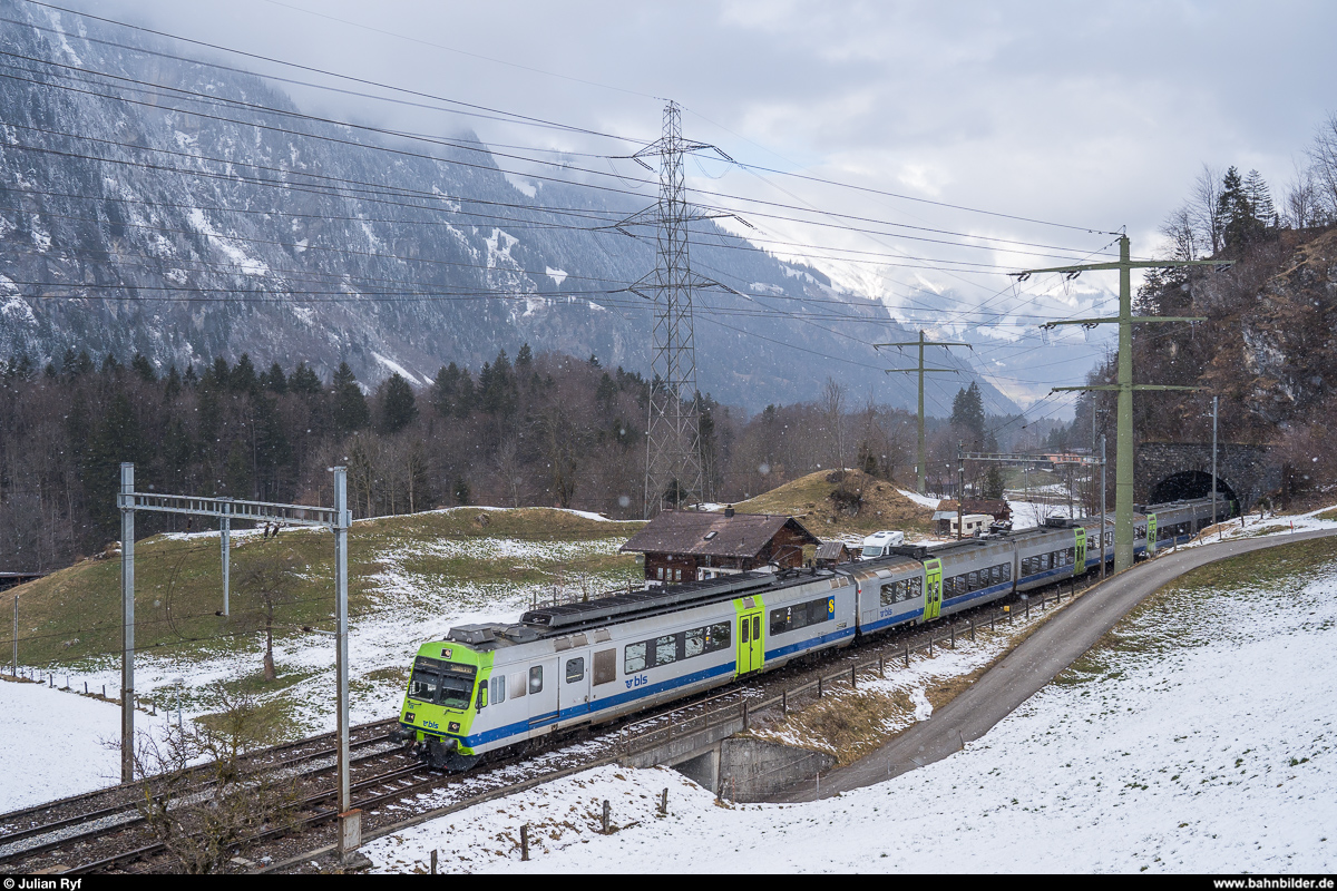 BLS RBDe 565 726 als Extrazug Bern - Kandersteg zur Eröffnung der Belle-Epoque-Woche am 19. Januar 2020 bei Mitholz an der Lötschberg-Nordrampe.
