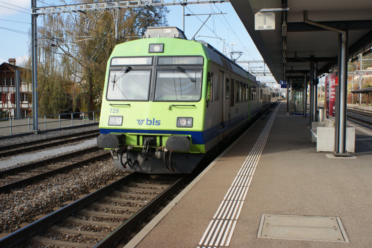 BLS RBDe 565 729 als S2 nach Laupen in Gümligen auf dem Gleis 3 am 6. November 2021.