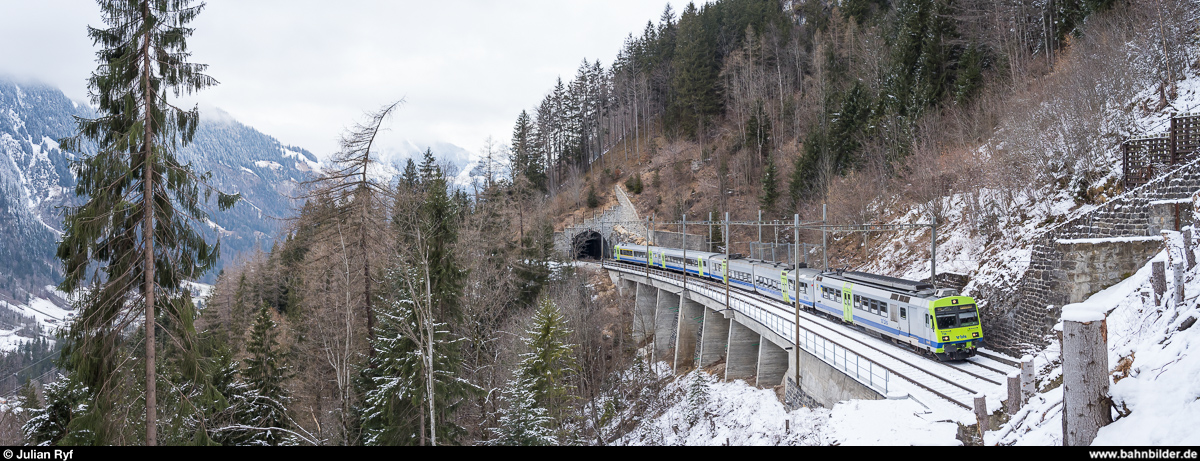 BLS RBDe 565 734 als Extrazug Bern - Kandersteg zur Eröffnung der Belle-Epoque-Woche am 19. Januar 2020 kurz vor der Dienststation Felsenburg an der Lötschberg-Nordrampe.