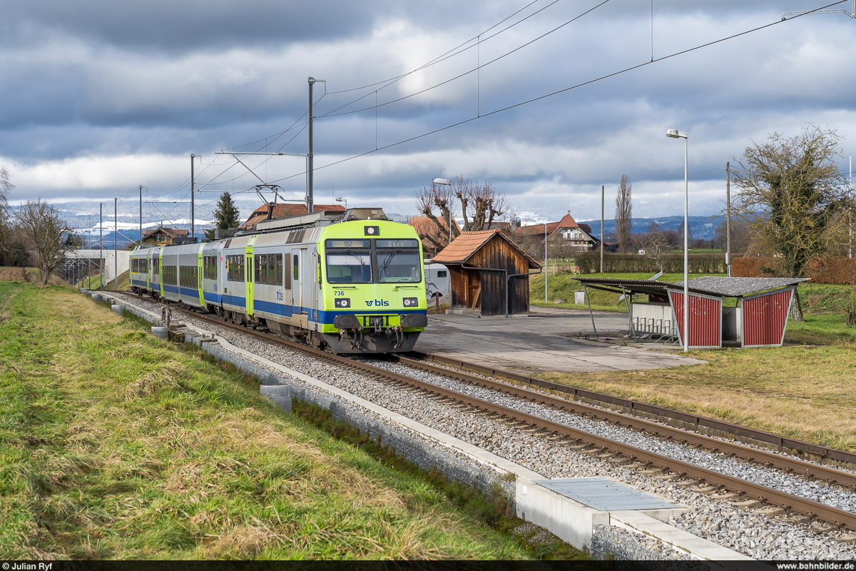 BLS RBDe 565 736 als S52 (Lyss -) Kerzers - Bern am 29. Dezember 2020 bei Durchfahrt der ehemaligen Haltestelle Ferenbalm-Gurbrü.