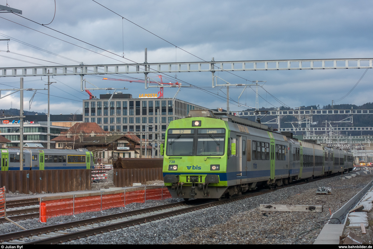 BLS RBDe 565 738 begegnet am 2. Februar 2018 als S2 Langnau - Laupen in Bern Wylerfeld seinem Gegenzug. An dieser Stelle wird derzeit die Entflechtung Wylerfeld gebaut, welche das gleichzeitige Ein- und Ausfahren von Zügen Richtung NBS/Zollikofen und Ostermundigen ermöglicht.