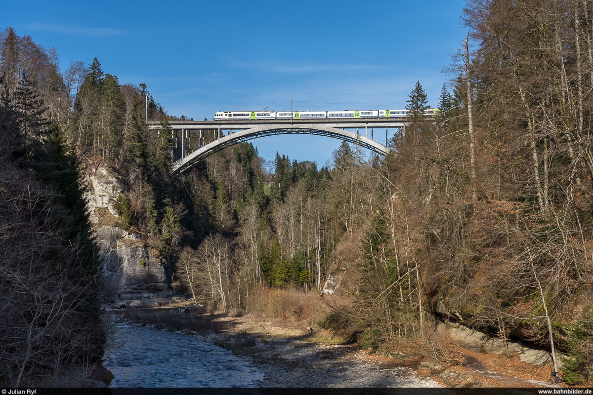 BLS RBDe 565 740 mit Prototyp-Jumbo am 28. März 2021 als S6 Schwarzenburg - Bern auf der Schwarzwasserbrücke.