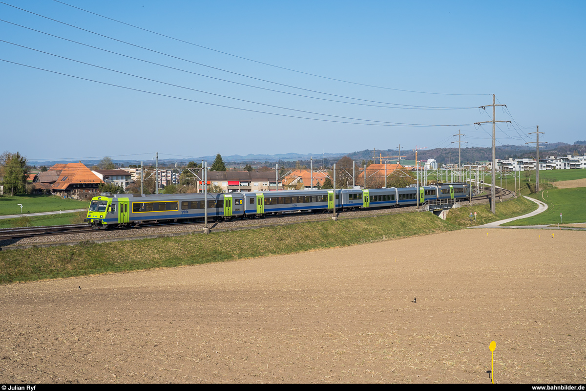 BLS RBDe-565-Pendel als S4 Langnau - Thun am 10. April 2020 bei Moosseedorf.