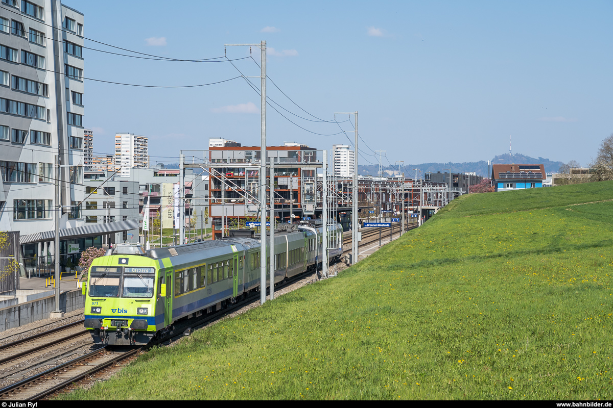 BLS RBDe-565-Pendel als S52 Bern - Kerzers am 11. April 2020 in Bern Brünnen.