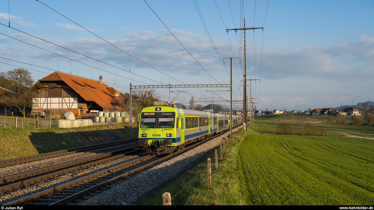 BLS RBDe-565-Pendelzug am 1. April 2020 als S2 Langnau - Flamatt zwischen Gümligen und Ostermundigen.
