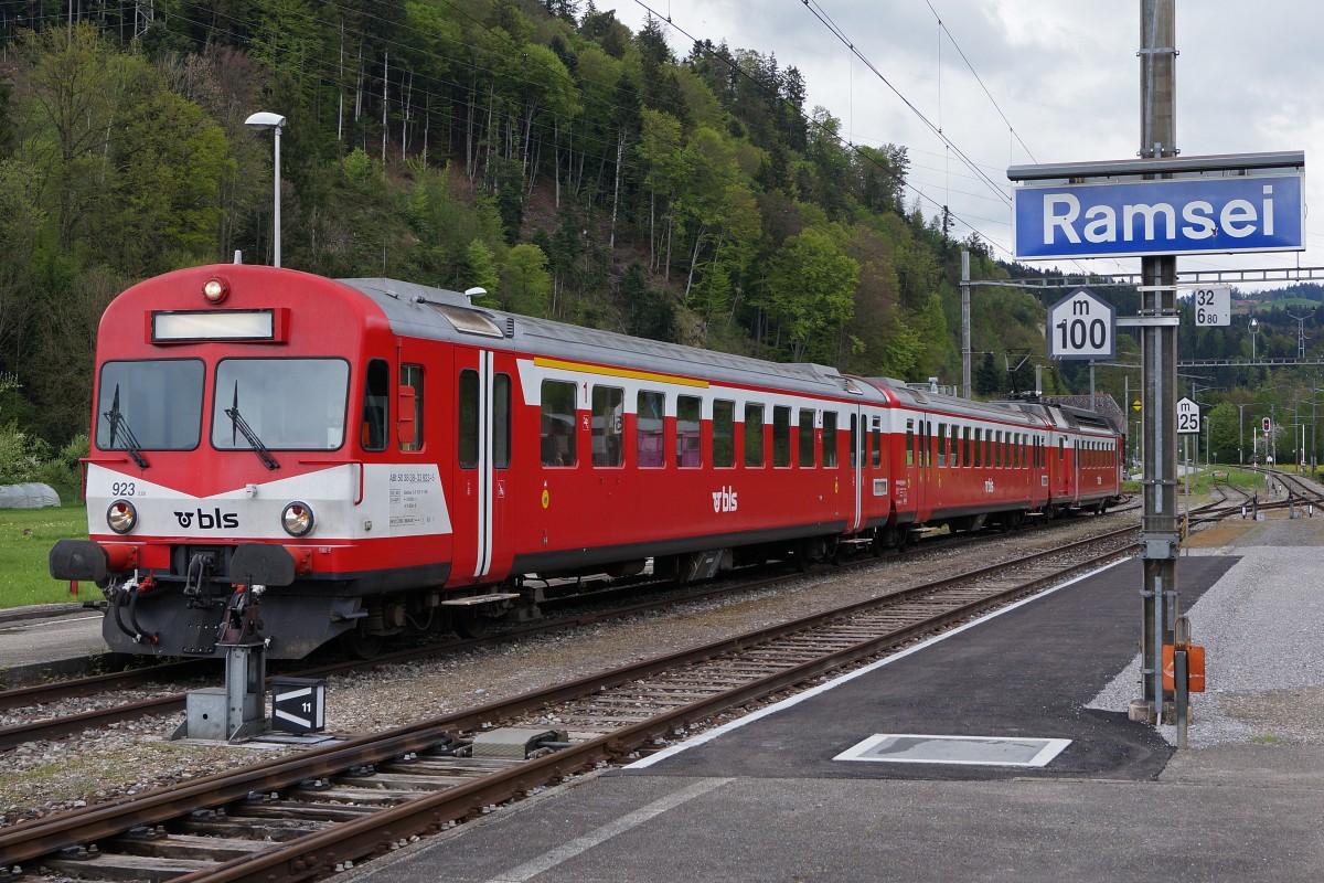 BLS: RBDe 566 220-0 mit ABt 50 38 38 - 33 923-5 aus dem Jahre 1973 wird als Reservependel in Ramsei, wo er während den letzten Normaleinsätzen nicht anzutreffen war, abgestellt. Die Aufnahme ist am 1. Mai 2014 entstanden.
Foto: Walter Ruetsch 