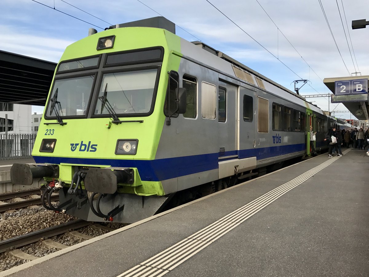 BLS RBDe 566 II 233 als S52 nach Ins, am 2.3.17 bei Brünnen Westside.