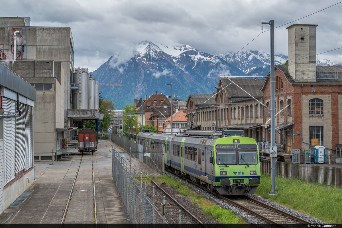 BLS RBDe 566 II 238 mit dem ABt 938 unterwegs als Regio zwischen Thun und Konolfingen. Hier kurz nach der Haltestelle Schwäbis. Aufgenommen am 02.05.2020