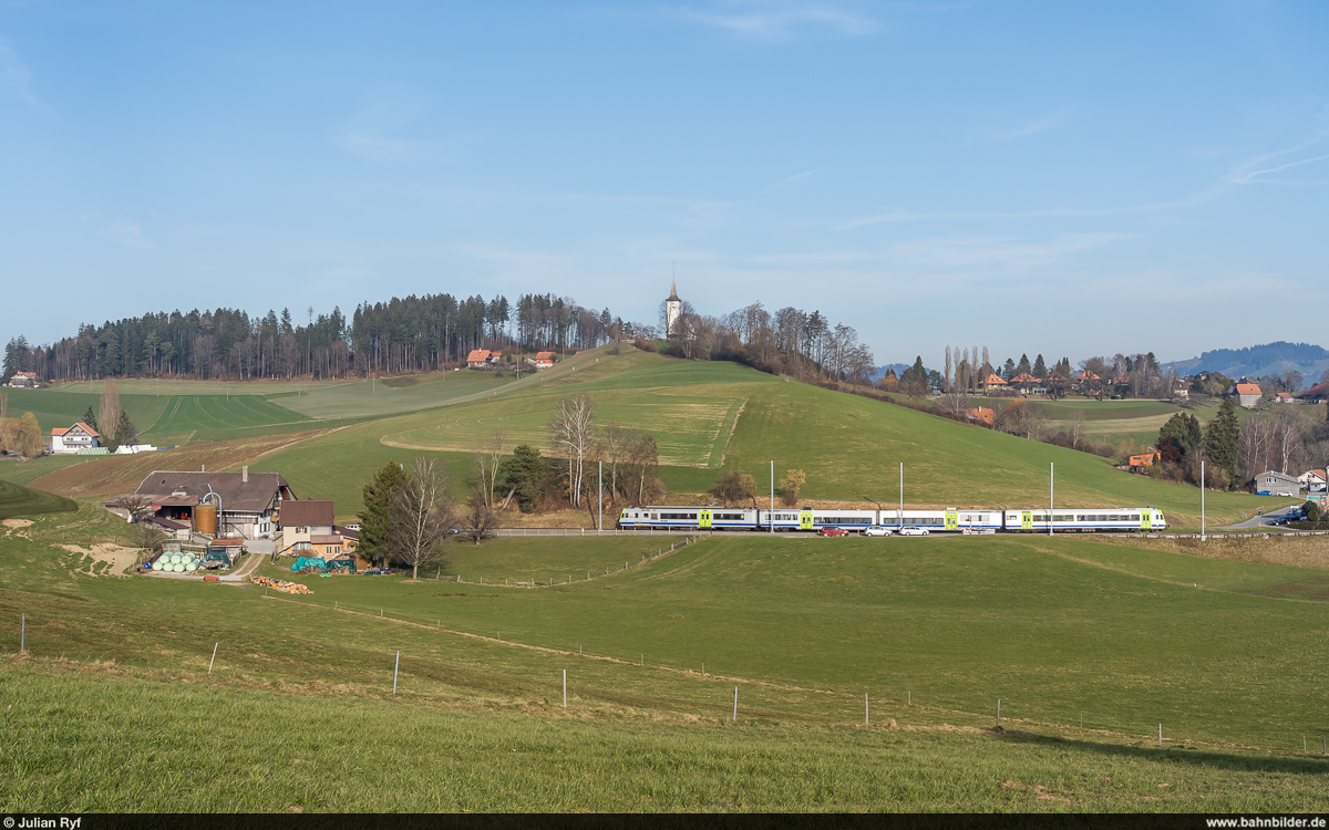 BLS RBDe 566 II als S6 Schwarzenburg - Bern am 2. März 2021 bei Schwarzenburg.<br>
Seit dem 1. März setzt die BLS auf der Linie S6 zwischen Bern und Schwarzenburg keine MUTZen mehr ein. Grund dafür sind Erkenntnisse aus dem SUST-Zwischenbericht zum Anprall am 31.12.20 in Belp. Eingesetzt werden stattdessen wie vor Einführung der MUTZen wieder RBDe 565 bzw. 566 II und eine NINA-Doppeltraktion.