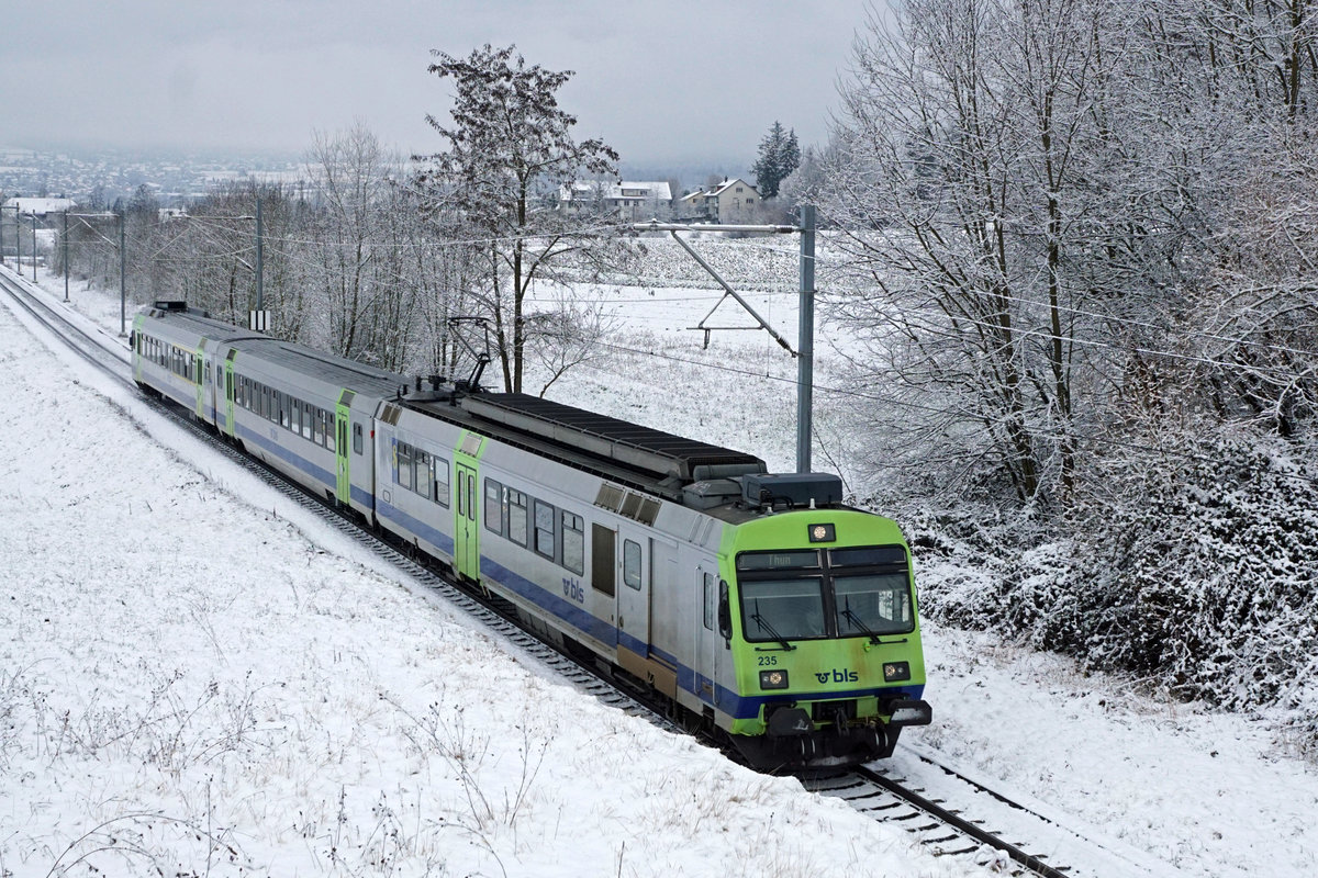 BLS RBDe 566 II mit Regio Solothurn-Thun bei Biberist am 9. Februar 2021.
Foto: Walter Ruetsch