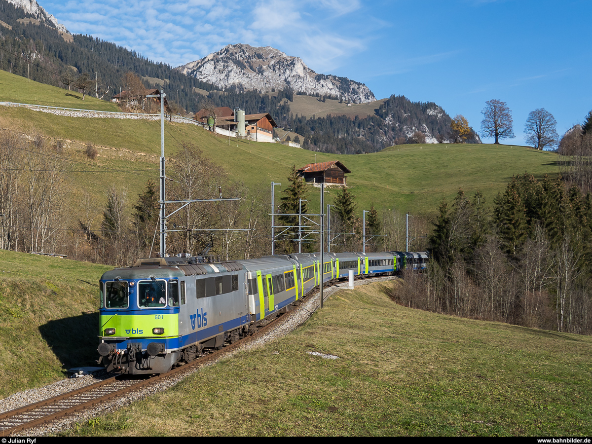 BLS Re 420 501 mit RE Spiez - Zweisimmen am 22. November 2020 bei Enge im Simmental.