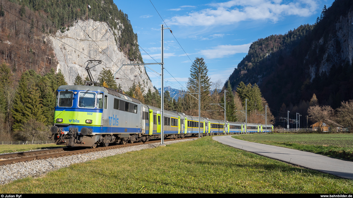 BLS Re 420 502 mit RE Interlaken Ost - Zweisimmen am 22. November 2020 bei Burgholz.