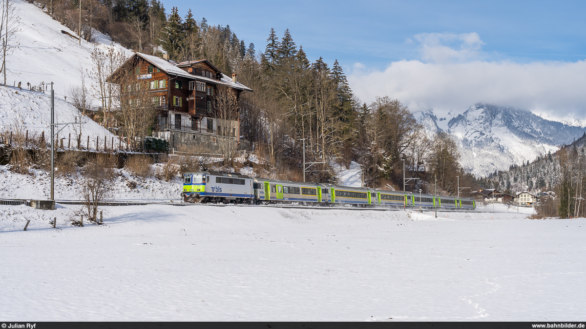 BLS Re 420 502 mit EW-III-Pendel als RE Interlaken Ost - Zweisimmen am 26. Dezember 2020 bei Grubenwald.