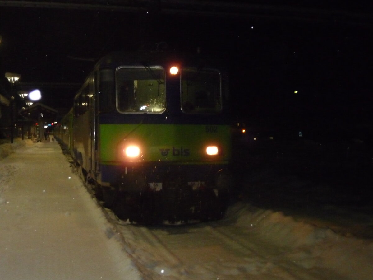 BLS Re 420 502 vor der letzten planmässigen Ausfahrt am 11.12.21 in Zweisimmen. 