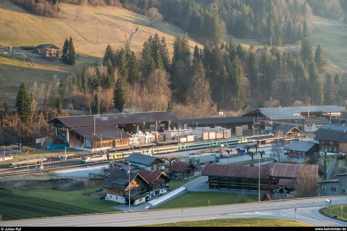 BLS Re 420.5 mit EW-III-Pendel als RE Zweisimmen - Interlaken am 24. März 2018 im Bahnhof Erlenbach im Simmental.