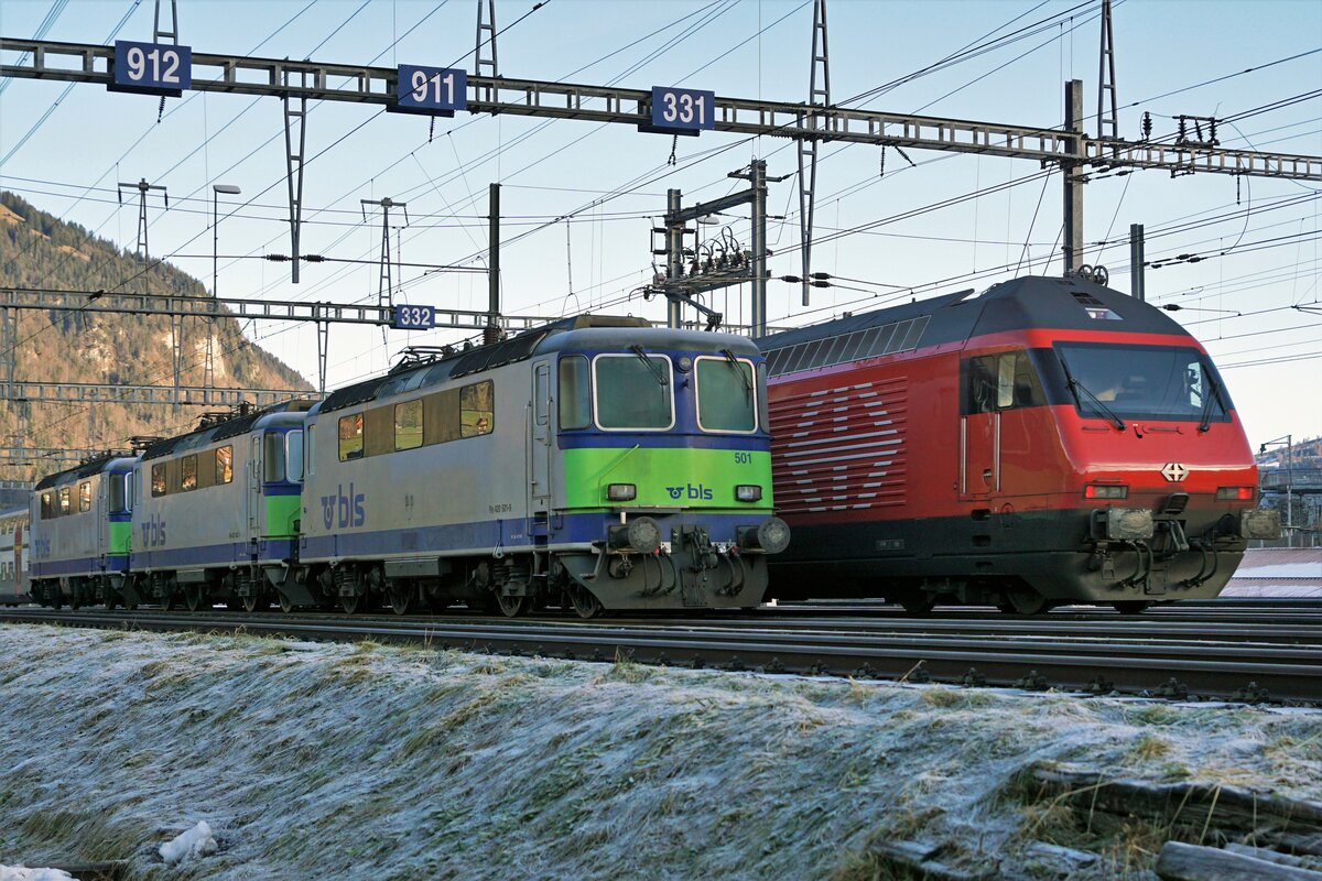 BLS Re 420.
Nach dem Fahrplanwechsel vom 11. Dezember 2021 wurden die Re 420 501, Re 420 502 und Re 420 504, ehemals SBB, ausrangiert und abgestellt.
Am 31. Dezember 2021  warteten die bei den Bahnfotografen sehr beliebten Oldtimer in Frutigen ihr weiteres Schicksal ab.
Foto: Walter Ruetsch