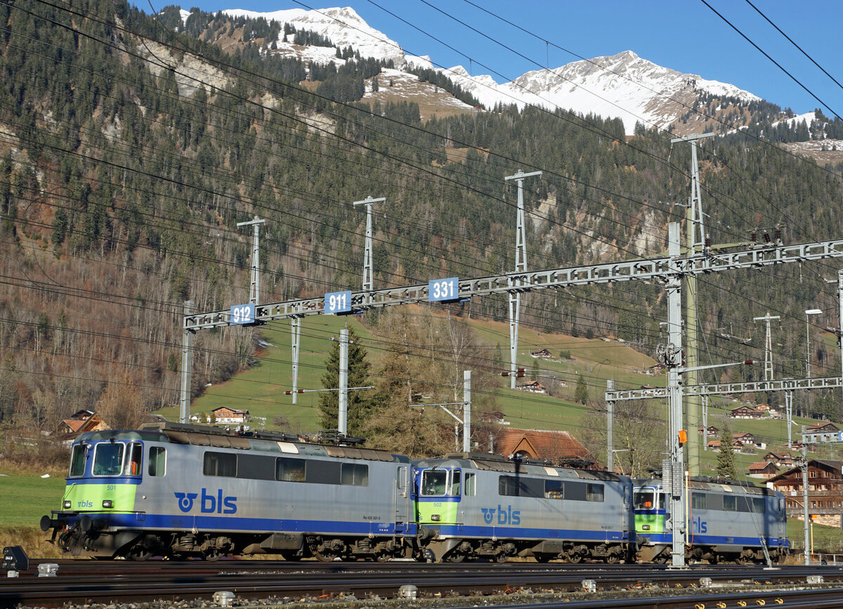 BLS Re 420.
Nach dem Fahrplanwechsel vom 11. Dezember 2021 wurden die Re 420 501, Re 420 502 und Re 420 504, ehemals SBB, ausrangiert und abgestellt.
Am 31. Dezember 2021  warteten die bei den Bahnfotografen sehr beliebten Oldtimer in Frutigen ihr weiteres Schicksal ab.
Foto: Walter Ruetsch