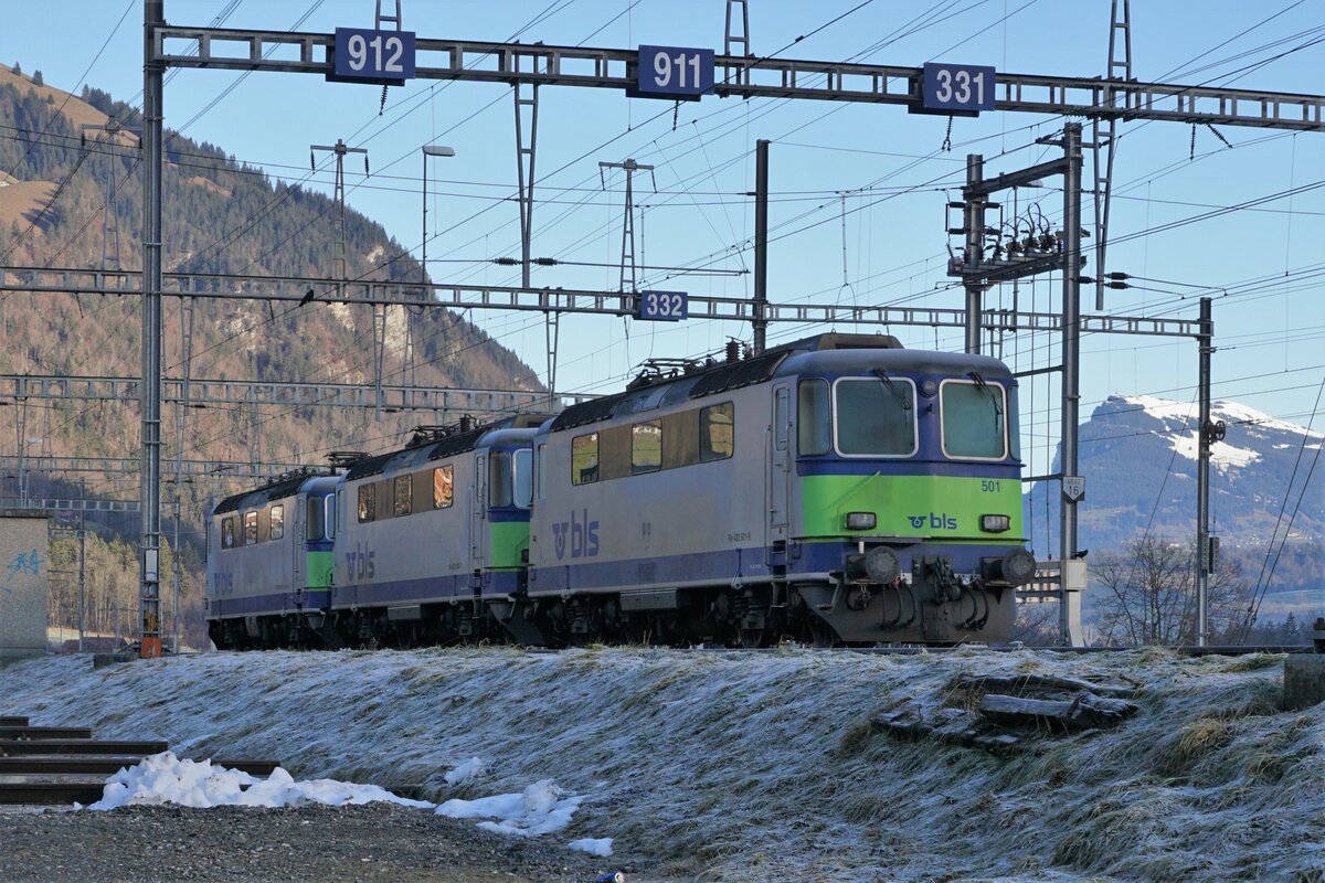 BLS Re 420.
Nach dem Fahrplanwechsel vom 11. Dezember 2021 wurden die Re 420 501, Re 420 502 und Re 420 504, ehemals SBB, ausrangiert und abgestellt.
Am 31. Dezember 2021  warteten die bei den Bahnfotografen sehr beliebten Oldtimer in Frutigen ihr weiteres Schicksal ab.
Foto: Walter Ruetsch