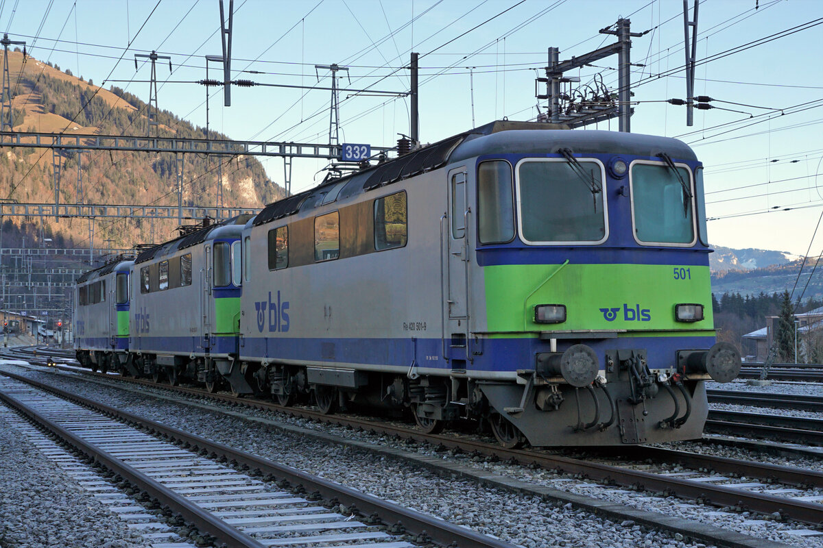 BLS Re 420.
Nach dem Fahrplanwechsel vom 11. Dezember 2021 wurden die Re 420 501, Re 420 502 und Re 420 504, ehemals SBB, ausrangiert und abgestellt.
Am 31. Dezember 2021  warteten die bei den Bahnfotografen sehr beliebten Oldtimer in Frutigen ihr weiteres Schicksal ab.
Foto: Walter Ruetsch