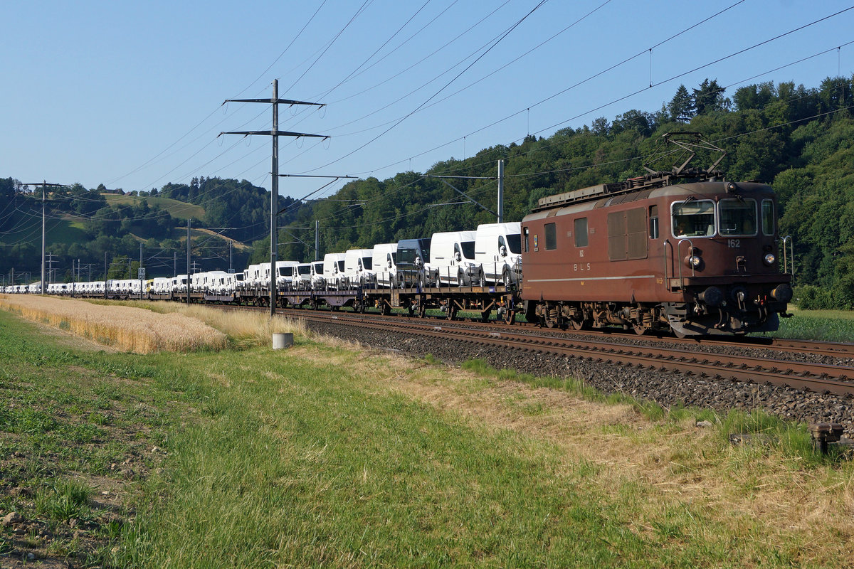 BLS Re 425 162 mit einem Autozug bei Wynigen am 11. Juli 2015.
Foto: Walter Ruetsch